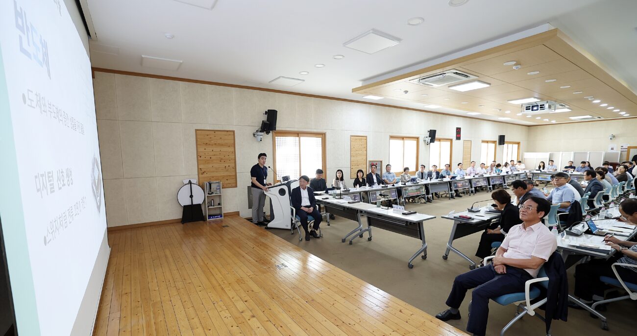 강진군 AI데이터센터 조성··· 공무원들 열공모드 반도체까지